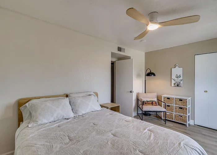 Holiday home Newly Renovated W/ Pool In Havasu City! Lake Havasu City
